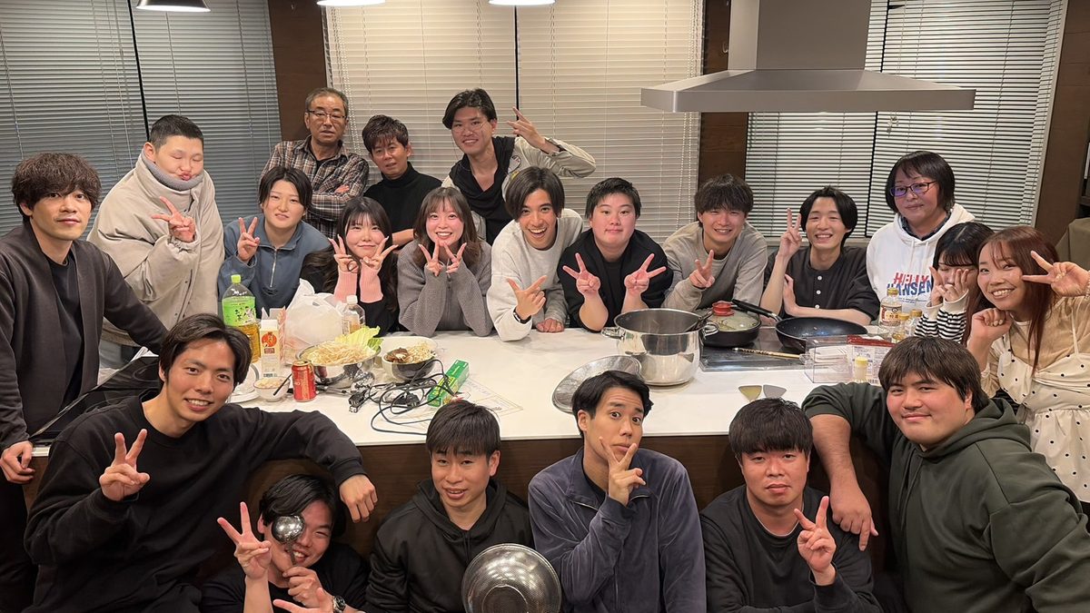 キッチンを囲んで鍋を楽しむスタッフたち