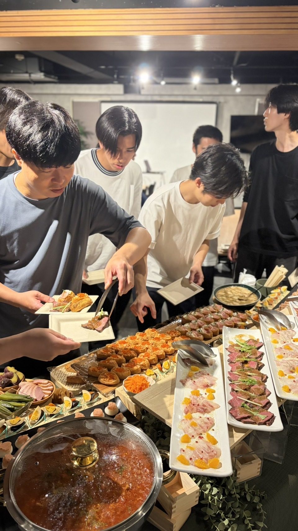 料理が並ぶヘルパー感謝祭の様子