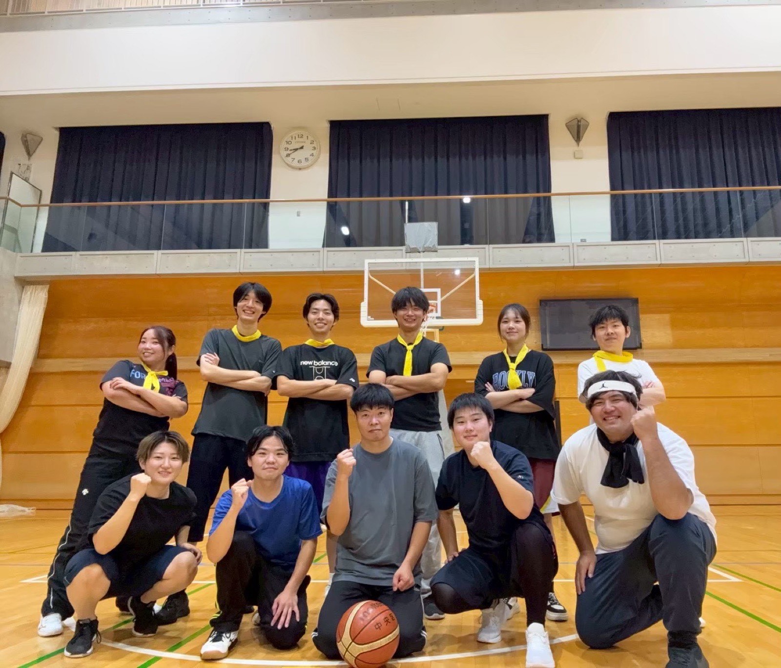 体育館でバスケットボールを楽しむスタッフたち