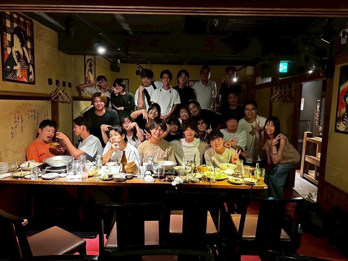 お店で食事会を楽しむスタッフたち