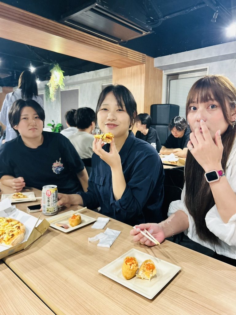 食事を楽しむスタッフたち