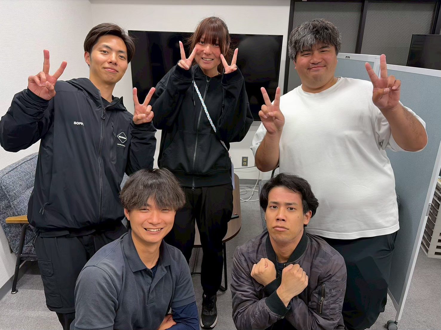 オフィスでピースサインをするビーフラットのメンバー